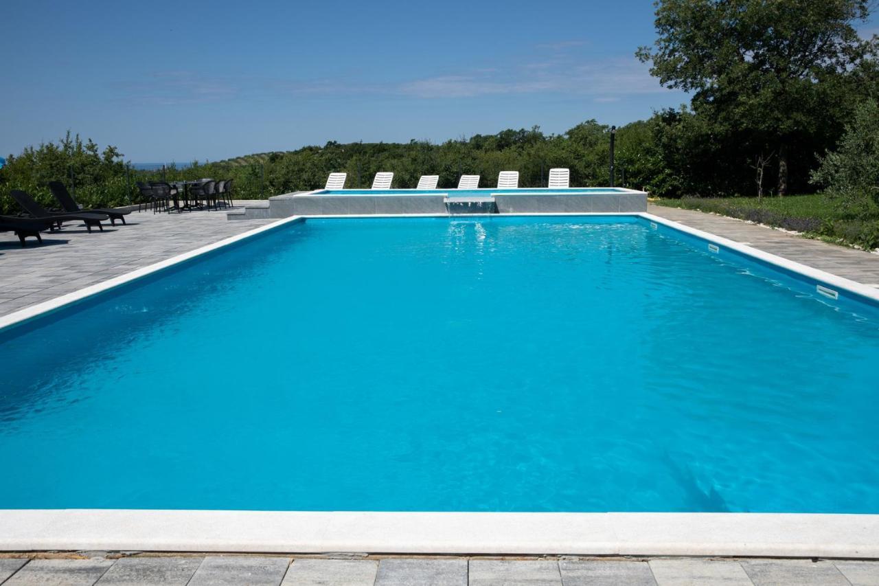 Apartments Lucy โรวีน ภายนอก รูปภาพ
