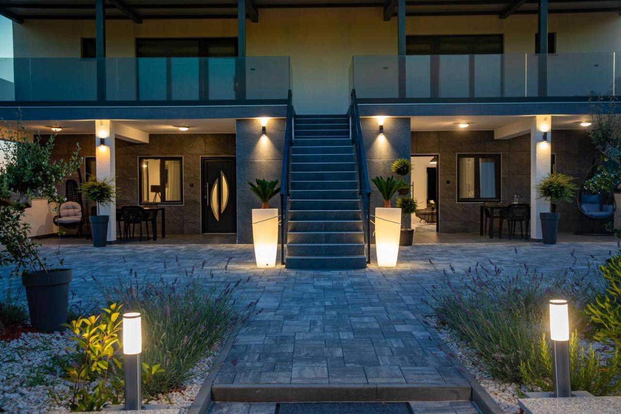 Apartments Lucy โรวีน ภายนอก รูปภาพ