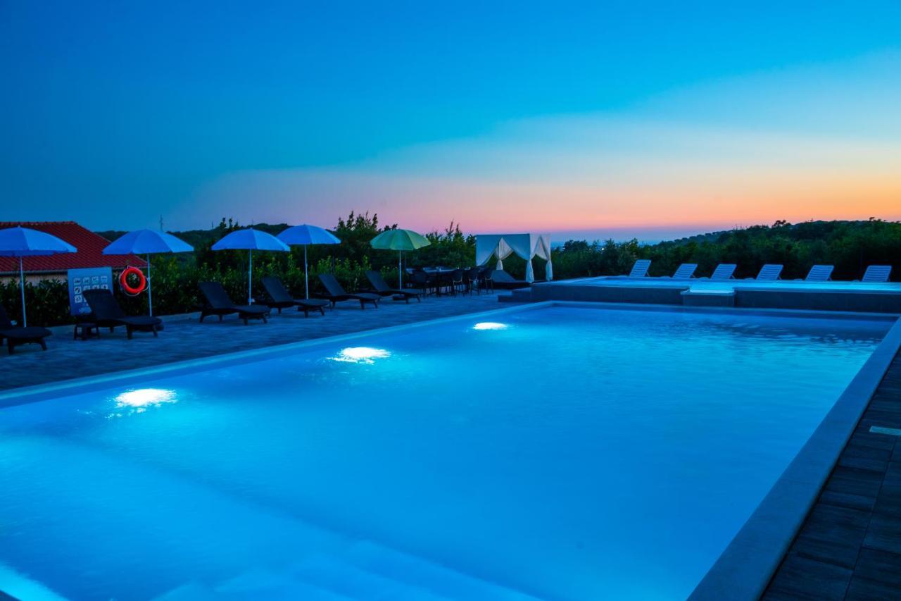 Apartments Lucy โรวีน ภายนอก รูปภาพ