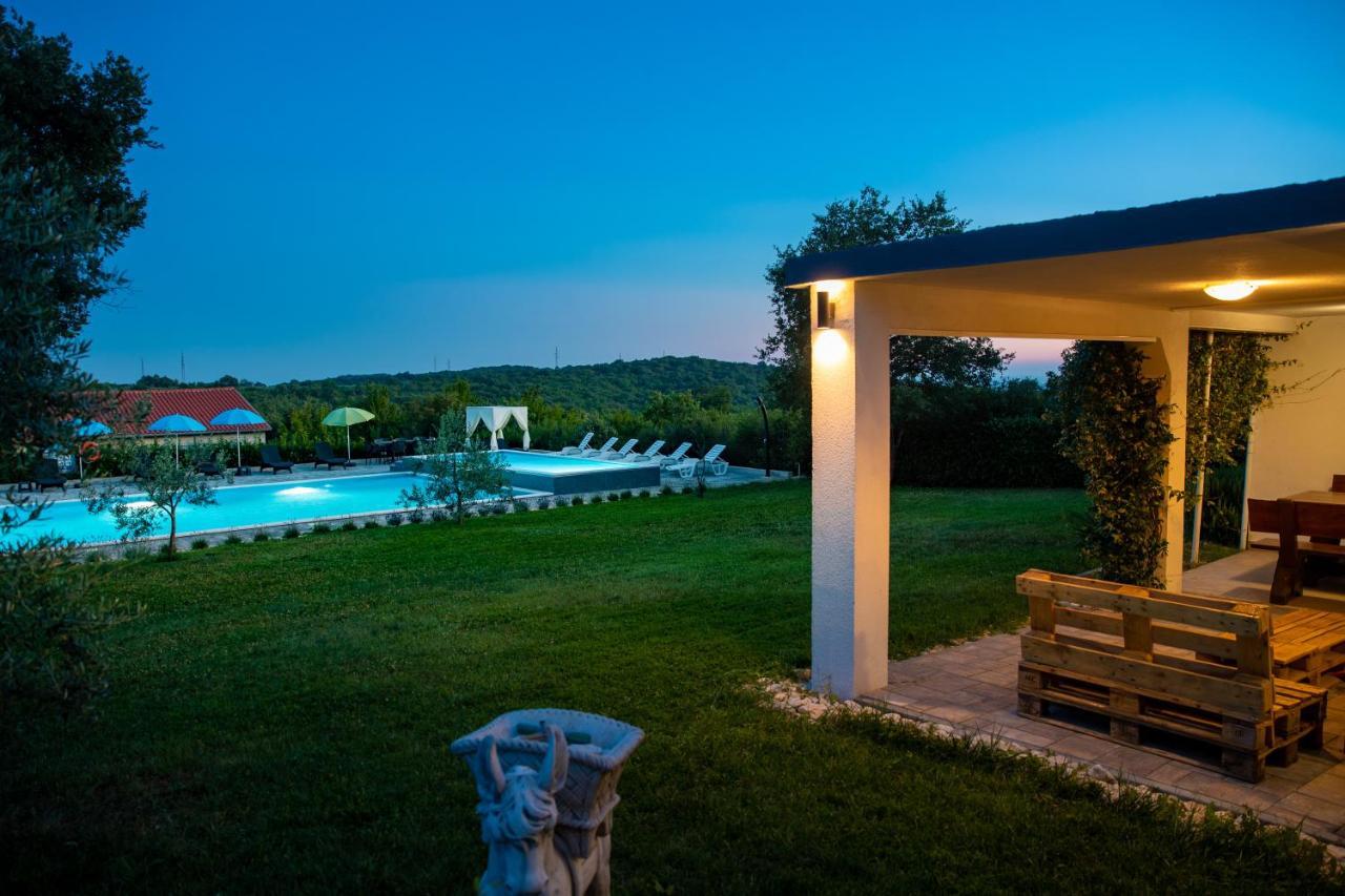 Apartments Lucy โรวีน ภายนอก รูปภาพ