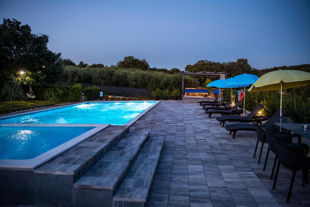 Apartments Lucy โรวีน ภายนอก รูปภาพ