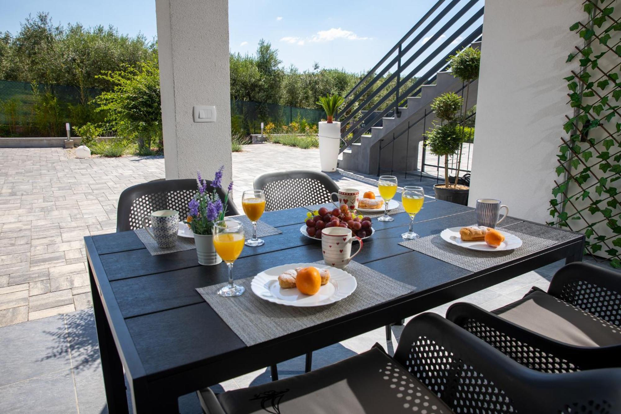 Apartments Lucy โรวีน ห้อง รูปภาพ